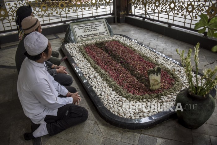 Gus dur gusdur tanpo waton syiir lirik bijak bung karno soeharto politik tentang artinya kumpulan perdamaian kisah menyelamatkan kehidupan kampanye