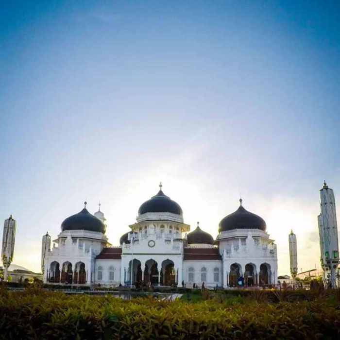 Sejarah masjid raya baiturrahman dalam bahasa inggris