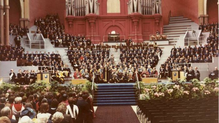 Wisuda universitas terbuka