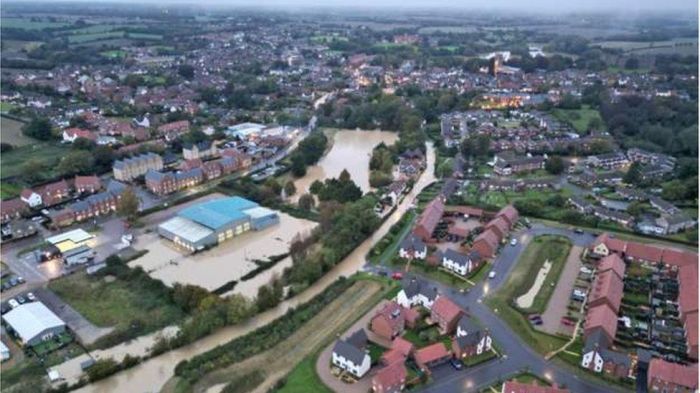 Berita banjir bahasa inggris