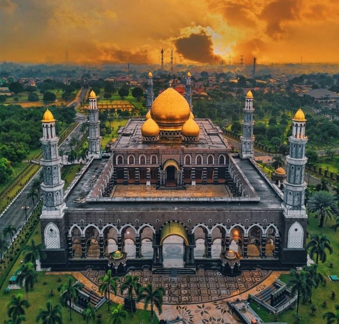 Indonesia mosques al masjid mosque mahri dian kubah emas top di depok 1998 built 2006