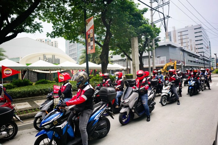 Motorcycle uber service online taxi indonesia motorbike motorcycles bangkok hailing ride gojek transport jek go launches locals option