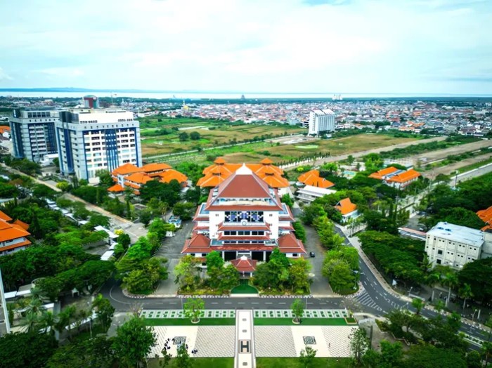 Universitas surabaya terbaik