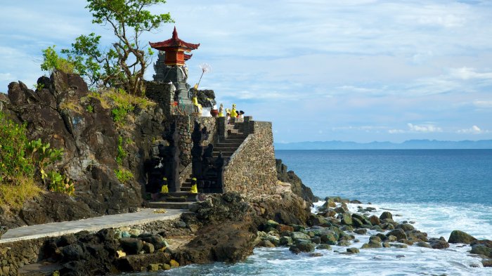 Batu bolong pura temple bali lombok canggu arch rock indonesia heaven unique sunset tourism