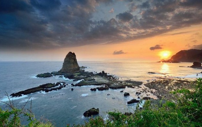 Papuma pantai jember bikin pesonanya masuk biaya travelingyuk