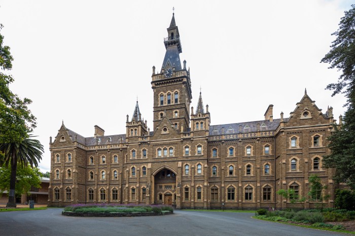 Universitas di melbourne