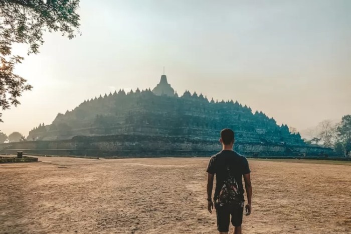 Perbandingan teks sejarah borobudur dengan novel rumah kaca