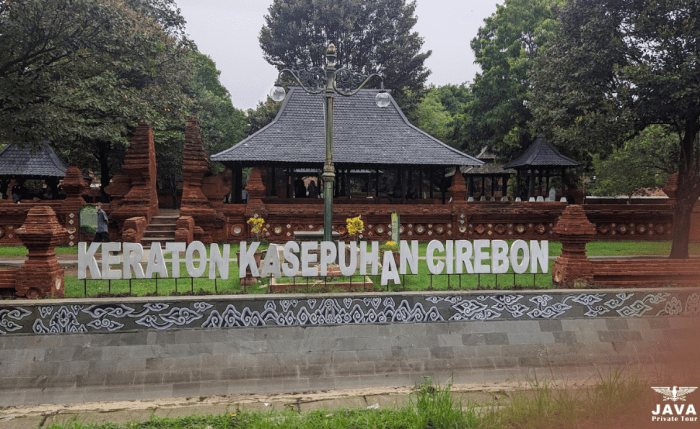 Makalah sejarah keraton kasepuhan cirebon