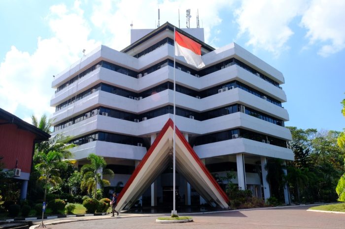 Universitas hasanuddin negeri atau swasta