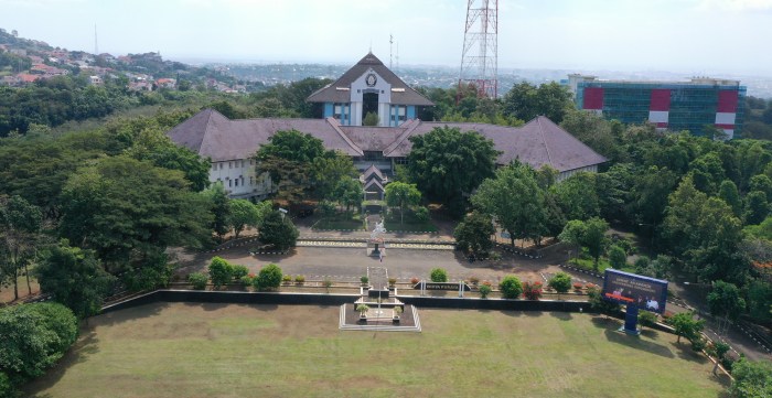 Undip diponegoro universitas semarang kampus gedung gerbang pintu iena styrofoam budi komunika purwanto rekrut mahasiswa depan bagian win jalur mandiri