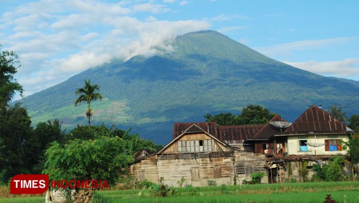 Dempo mount sumatera south sumatra indonesia highest mountain overview