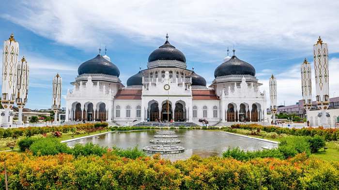 Sejarah masjid raya baiturrahman dalam bahasa inggris