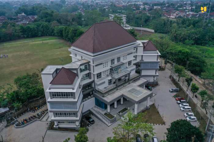 Universitas tidar negeri atau swasta