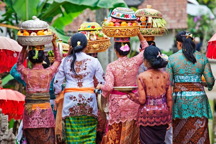 Bali indonesia women history ubud temple things geography offerings carry stay do retreat happiness travel guide places john getty