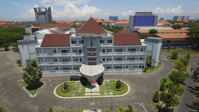 Universitas teknologi surabaya