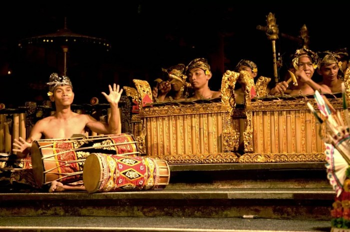 Musik seni tarian iringan tari alat kecak kontemporer fungsi balinese sarana indonesian bali pengertian hamparan souce lengkap contohnya gerakan bergaya