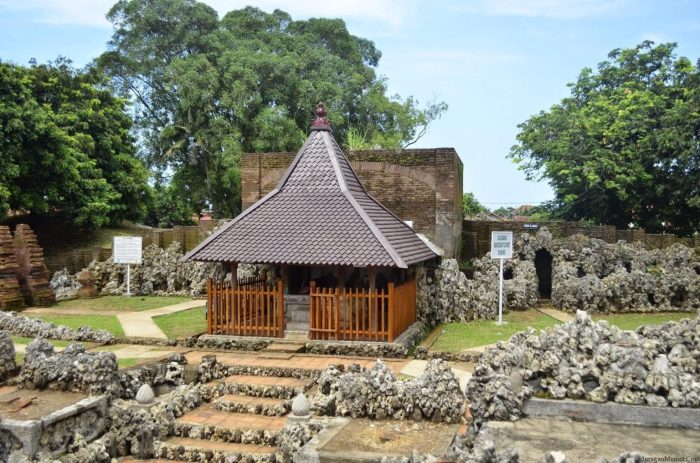 Sunyaragi gua cirebon taman wisata sejarah menelusuri populer destinasi backpacker sari sisi sunyi keunikan