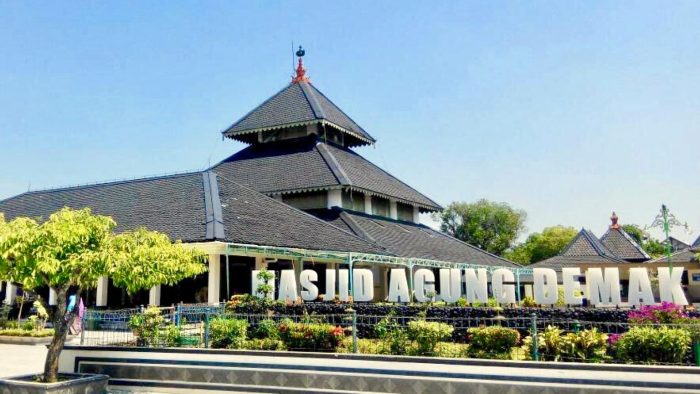 Sejarah singkat masjid agung demak