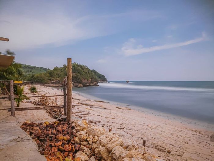 Pantai mayit gondo blitar