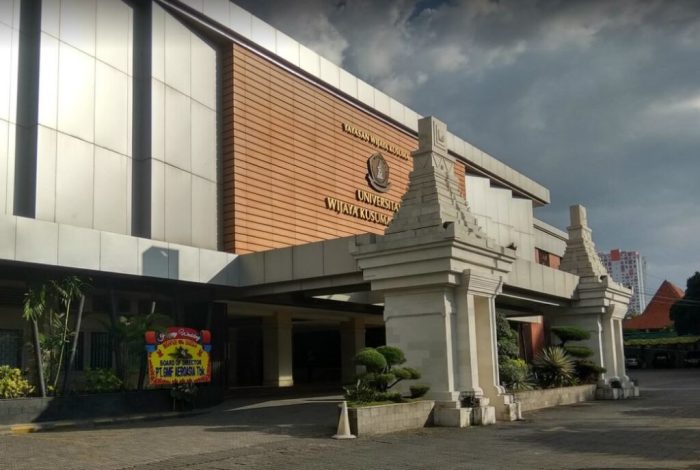 Uwks surabaya wijaya kusuma universitas wisuda gelar thru drive