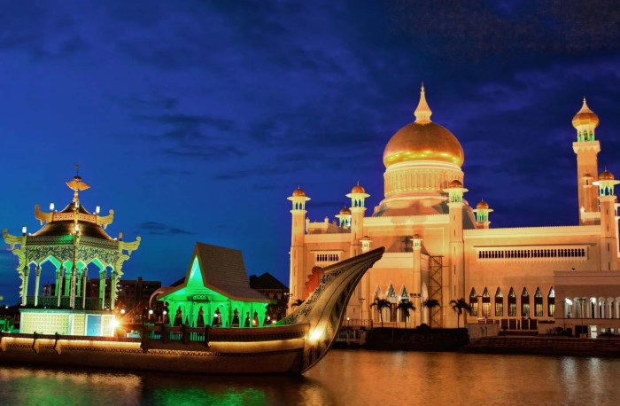 Brunei mosque sultan bandar seri begawan omar ali britannica saifuddien dusk