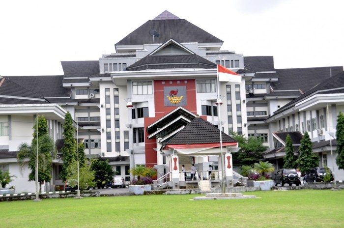 Universitas pattimura negeri atau swasta