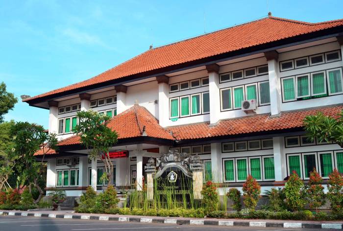 Universitas di bali yang murah