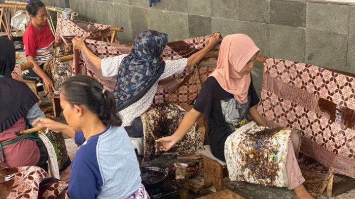 Trusmi cirebon batik perdagangan jasa