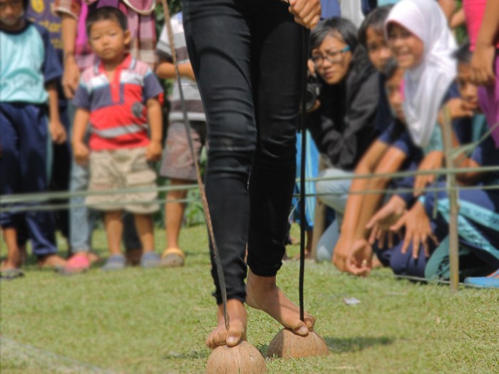 Bakiak permainan batok tradisional bogor sunda yang agraris merupakan lahir hidup pola indonesiakaya budaya