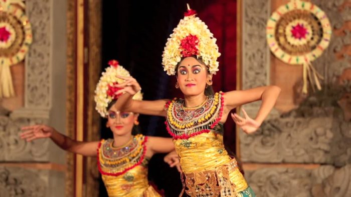 Indonesia bali holidays dance indonesian girl arts travel traditional japanese festival balinese june tour performing welcomes tourists insurance ubud stranded