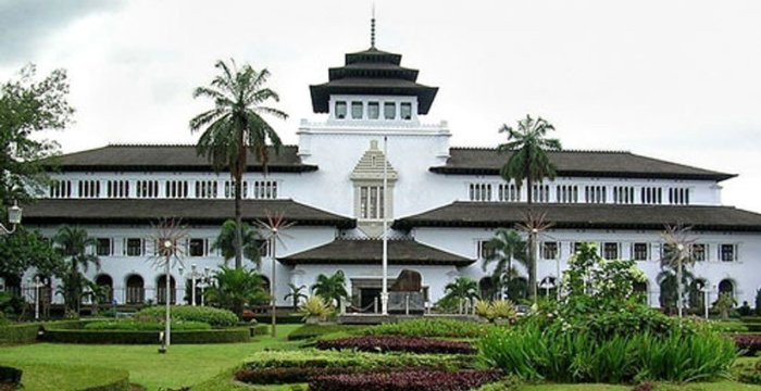 Universitas penerbangan bandung