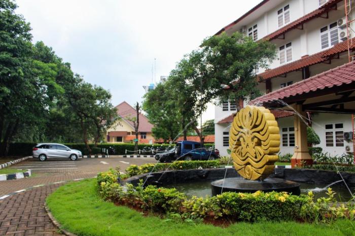 Universitas di depok