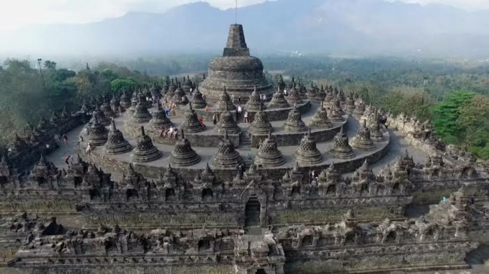 Teks descriptive bahasa inggris tentang candi borobudur