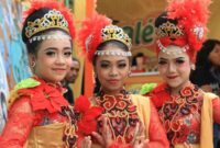 Indonesia bali holidays dance indonesian girl arts travel traditional japanese festival balinese june tour performing welcomes tourists insurance ubud stranded