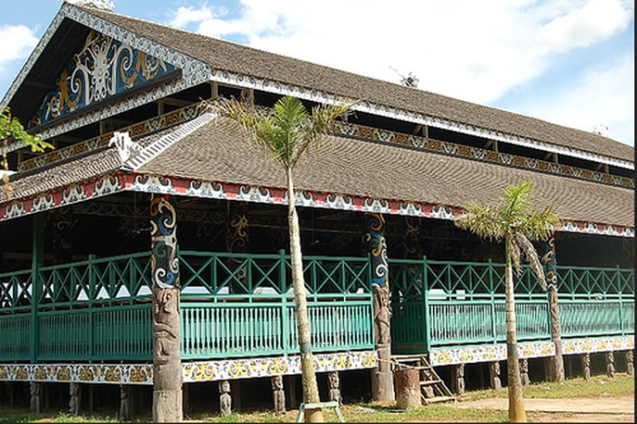 Lamin adat kalimantan timur dayak kutai borneo indonesia budaya vernacular daihatsu keinginan bertualang palangka keindahan terios tenggarong