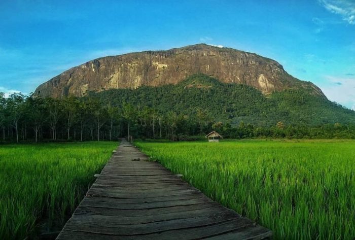 Kelam bukit terbesar batu salah travelingyuk