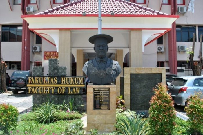 Universitas jurusan hukum di surabaya