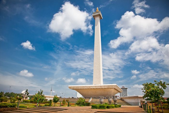 Di dalam monas terdapat yang menggambarkan peristiwa bersejarah bangsa indonesia