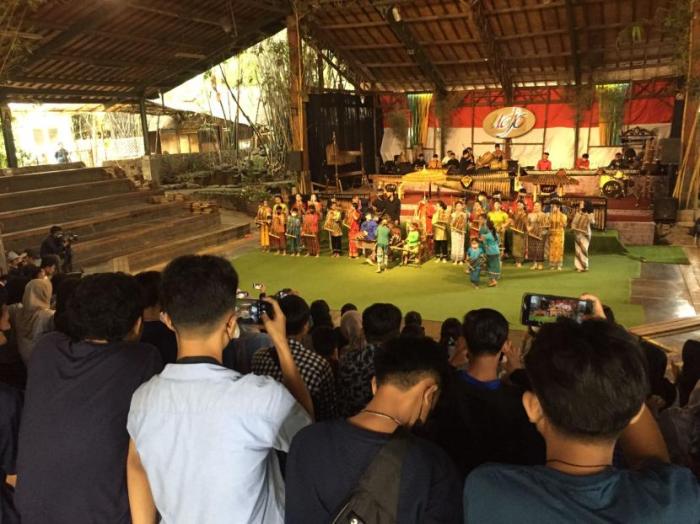 Angklung saung bandung udjo kompas jenis mampir wisata sejarah bermain mendemonstrasikan kepada arak wisatawan sedang murid arakan