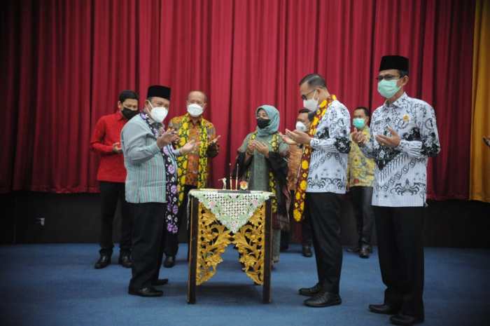 Universitas palembang pgri lantik yudisium fkip pendidikan sarjana bukman rektor piagam mahasiswi