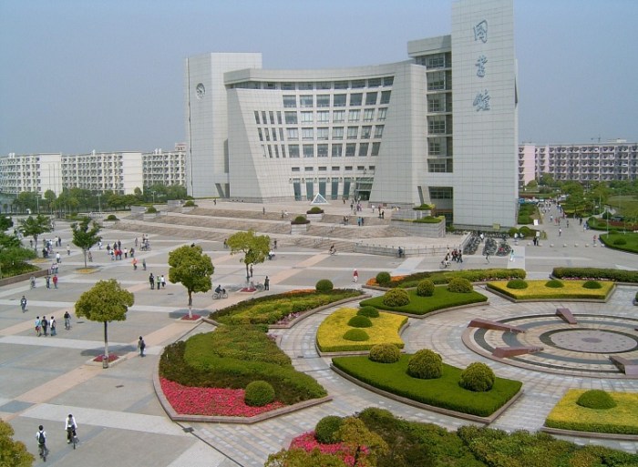 Universitas di shanghai