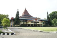 Universitas di solo apa saja