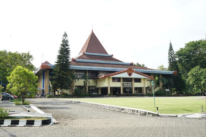 Universitas di solo apa saja