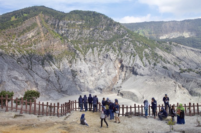 Tangkuban perahu gunung sangkuriang legenda wisata alam