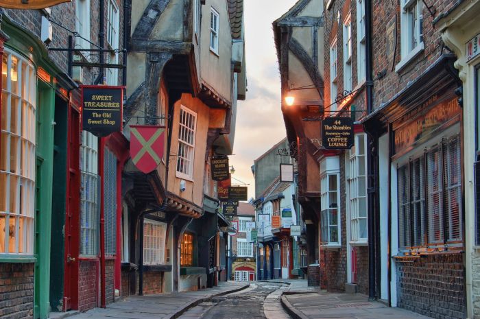 Shambles street streets england york yorkshire britain prettiest kingdom discoverbritainmag stone united cottages