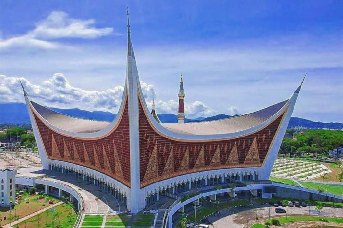 10 masjid bersejarah di indonesia