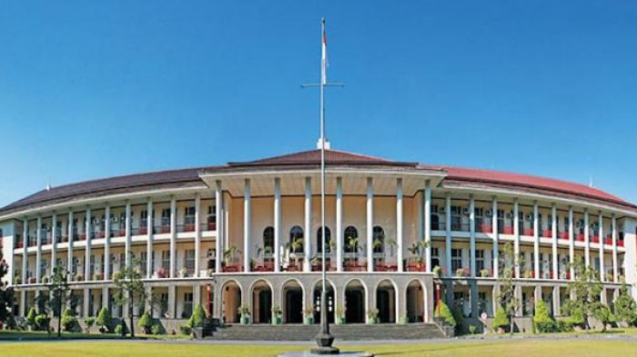 Ugm universitas rektorat yogyakarta gedung mada gajah perguruan utul semester expectations exploration daftar terakreditasi inilah senin daring secara dibuka sastra