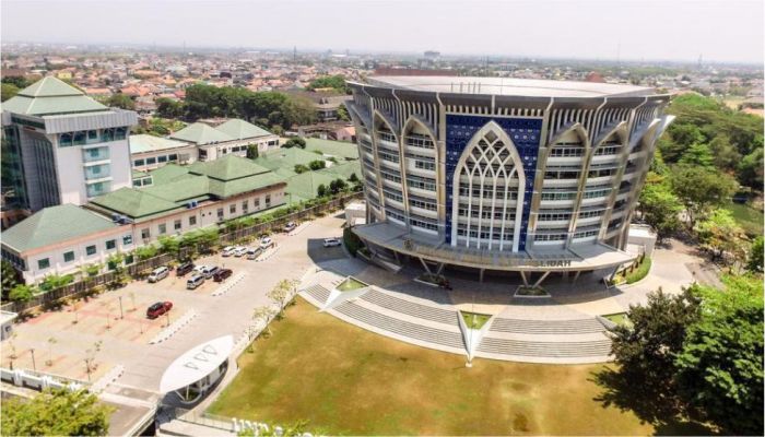 Universitas surakarta negeri atau swasta