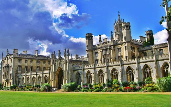 Universitas cambridge terletak dimana