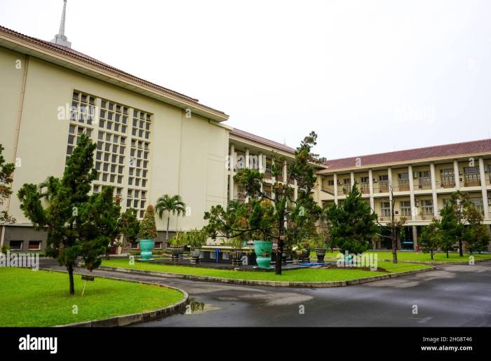 Universitas gadjah mada negeri atau swasta